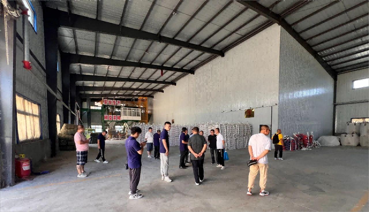 黑龍江省裝修材料行業(yè)協(xié)會(huì)組織工長(zhǎng)參觀考察